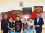 Od lewej: Pan Dyrektor SP3 Ryszard Ryll, Dominik Suszczyński kl. V D, Michał Antonów kl. VI B, Katarzyna Filipek kl. IV G, Michał Malik kl. IV B oraz Pan Burmistrz Michał Piszko.