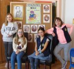 Od lewej stoją: Natalia Rudeńska V D i Agnieszka Fiszer IV B; Od lewej siedzą: Lena Kancelarz IV C i Wiktoria Osicka IV C