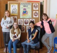 Od lewej stoją: Natalia Rudeńska V D i Agnieszka Fiszer IV B; Od lewej siedzą: Lena Kancelarz IV C i Wiktoria Osicka IV C
